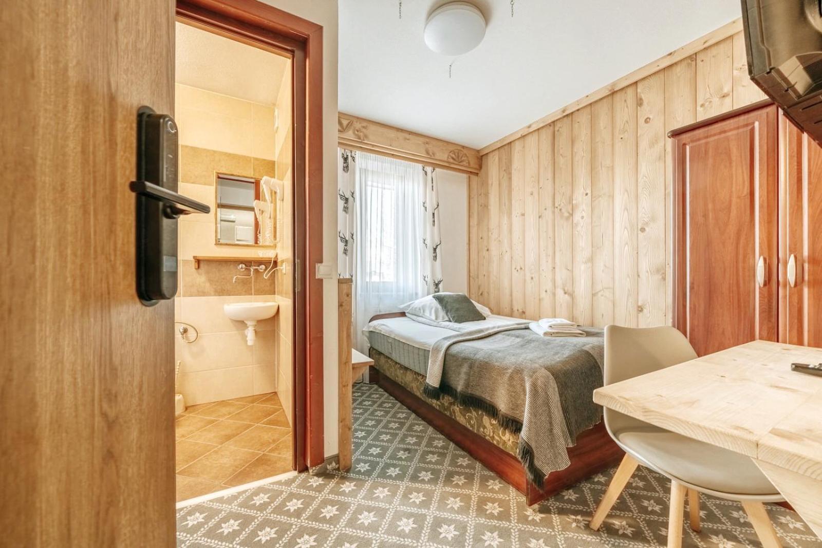 Large Single Room,1598410986:JPEG